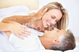 | people who viewed this item also viewed. Reife Liebespaar Im Bett Liegend Stockfotos Freeimages Com