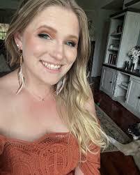 Elise Glover's Instagram, Twitter & Facebook