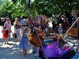 Der film orientiert sich weitgehend an den historischen fakten und arbeitet punktuell mit realen einspielern aus der damaligen zeit. Garbsen Kita In Horst Feiert Sommerfest Mit Grossem Krabbeln