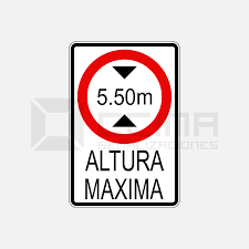 Una señal circular de Sentido Obligatorio instalada en una intersección urbana de Lima, mostrando la altura de montaje correcta según MTC.