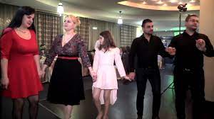 Toată lumea așteaptă cu nerăbdare sărbătorile, iar acum avem și dovada că nu mai e mult. Cornel Cojocaru Cea Mai Ascultata Melodie A Momentului Live Botez Youtube