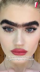 No me importa lo que la gente diga de mis cejas. Me gustan así”. Sophia  Hadjipanteli es una modelo estadounidense que representa una belleza  alejada de los cánones tradicionales y nos anima