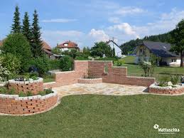 Klinkermauer Und Krauterspirale Aus Antikem Klinker Gartengestaltung Garten Baumschule