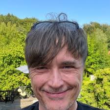 Alex forstår ikke, at man potentielt vil opkræve endnu flere penge fra  danskerne til Forsvaret i stedet for at finde pengene blandt de over 1300  milliarder, man allerede tager, men Alex sætter