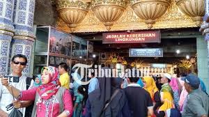 Di kota malang terdapat sebuah masjid yang berada di daerah pondok pesantren tirtoyudo, malang, jawa timur yang mendapatkan julukan sebagai masjid lawang sewu. Libur Maulid Nabi Masjid Misterius Di Malang Ini Jadi Jujukan Wisatawan Halaman All Tribun Jatim