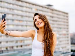Learn how to take beautiful selfies and aesthetic photos of yourself without a professional photographer. How To Look Good In Pictures Your Nose Looks Bigger In Selfies