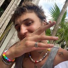 the Anwar Hadid necklace 😌😌 so swag with real...