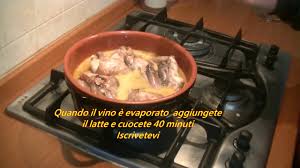 In una casseruola soffriggere la salvia nel burro, unire il coniglio e farlo rosolare a fuoco vivo. Coniglio Al Latte Ricetta Di Carne Adatta Alle Domeniche In Casa Con Famiglia Facile Da Fare Youtube
