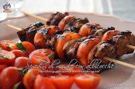 Spiedini di maiale alla griglia. Spiedini Di Maiale Con Albicocche Alla Griglia