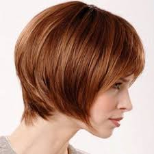 Kratek bob s šiškom (60 fotografij): značilnosti odbitka z dolgimi in  kratkimi šiškami, ali je pričeska primerna za tanke lase? Kako oblikovati  frizuro z ravnim podolgovatim in raztrganim šiškom?