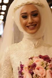 There are many options to create one of the main accessories of the image of the bride. 30 Headpiece Designs That Will Make A Hijabi Bride A Real Life