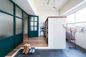 上がり框は付けず 蹴込みに被せ気味にフローリングを敷いて 床を広々見せるワザ ｒ不動産 toolbox マンション リノベーション 家のインテリア ハウス