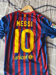 Deux ans plus tard, en 2011, il remporte de nouveau cinq titres. Fc Barcelone 2011 2012 Messi
