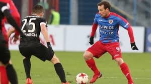 Sętkowski, zwany „leonem, posiadacz pokaźnych wąsów i poloneza, w którym zawsze wycieraczki są postawione na sztorc, jest. S5dnv2e8ukokmm