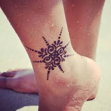 Some artists like to outline the design mehndi is not only the henna tattoo but also the style in which it is piped. 18 Small Henna Tattoos That Look Really Cute Styleoholic