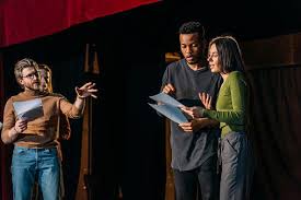 Simbol kritik teater simbol di dalam seni, termasuk seni teater dapat dipahami sebagai benda, bentuk, unsur seni yang mengandung nilai. Pengertian Dan Jenis Dari Kritik Seni Teater Your All In One Event Partner Solution