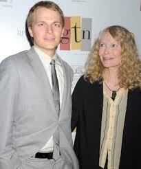 Ronan farrow does look like a young frank sinatra. Is Frank Sinatra Ronan S Dad Stuff Co Nz