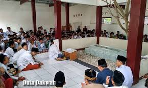 Melalui ziarah kubur kamu juga bisa rehat dari urusan duniawi, lalu mengingat kehidupan akhirat. Doa Ziarah Kubur Kedua Orang Tua Singkat Indonesia
