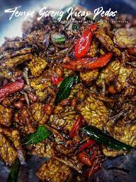 Saya bercuti hari ini kerana masih tidak sihat, namun saya gagahkan diri untuk memasak memikirkan telah lama dapur azie tidak berasap dan blog azie kitchen tidak menampilkan resepi baru. Resepi Tempe Goreng Kicap Pedas Rangup Dan Lazat Bidadari My