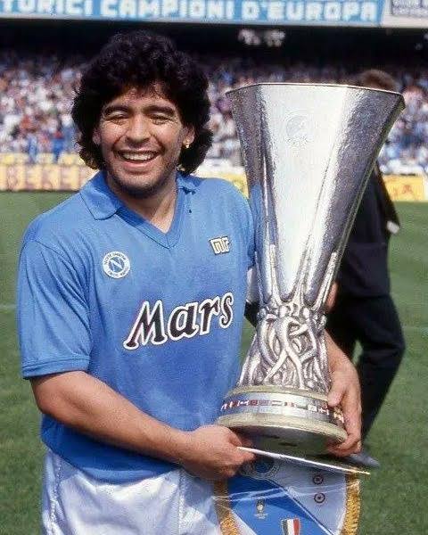 Un 17 de mayo, pero de 1989, Napoli 🇮🇹 se consagraba campeón de la Copa  de la UEFA (hoy Europa League) de la mano, de los pies, de la cabeza y del