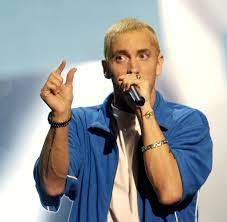 Man muss sich einmal angucken, wie eminem früher drauf war, und wie er heute drauf ist. Eminem Buch Menschenverachtend Und Gewaltverherrlichend Wirklich Diese Debatte Schon Wieder Welt