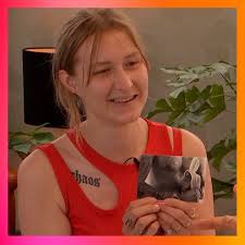 De collega's van Clyde wensen zijn date Linde heel veel succes...🤣🤣🤣,  #lldl #date #succes #zesplanken #brief #banaan #foto, ⏰ Vanavond om 18:55  uur bij SBS6!