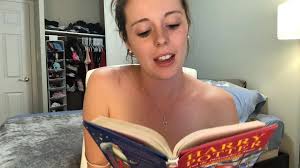 Gut aussehendes Luder liest Harry-Potter-Buch mit Vibrator in ihrer engen  Muschi