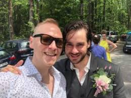 Po nabitém pilotu, který ze seriálu udělá hit internetu, je plný hlášek a zábavných scének, nastává úpadek a tvůrcům rychle dochází nápady, které by ho zase oživily. Nove Hvezdy Ordinace Patrik Dergel A Marketa Frosslova Svatba Jako Ze Scenare Ahaonline Cz