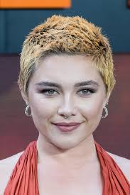 El look imprescindible del día es Florence Pugh de festival (con mono  transparente y riñonera)
