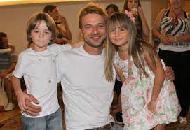 Information about casio's watches & clocks. Cassio Reis Assiste Peca Infantil Ao Lado Do Filho O Fuxico