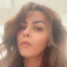 Outfits para usar falda con tenis blancos