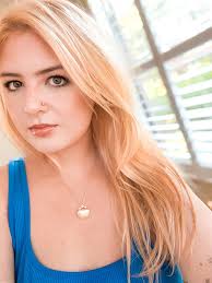 Life lately ☀️📚🌊 I'm between deadlines right now, working slowly