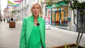 Minister van defensie ludivine dedonder (ps) heeft donderdag aan de vakbonden haar plan voor de opwaardering van het defensiepersoneel voorgesteld. La Video Critiquee De Ludivine Dedonder Dans Les Tournaisiennes Du Shopping Video Dailymotion