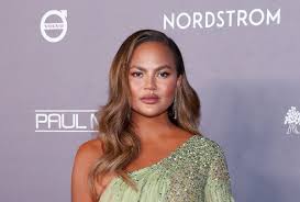 Chrissy teigen joined si swimsuit upon a recommendation from friend and fellow si swimsuit model brooklyn decker. R Gaakefr0foim