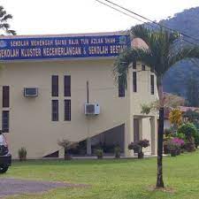 Bukit larut (maxwell hill) eteğinde yer almaktadır. Sm Sains Raja Tun Azlan Shah Taiping Perak College Academic Building