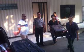 Gigi palsu jenis ini didesain agar pemakai bisa dengan mudah melepask dan memasangnya tanpa bantuan dokter atau orang lain. Mayat Dalam Koper Gunakan Gigi Palsu Tribunnews Com Mobile