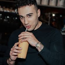 Power up with a tasty, nutritious boost 🥤 . Faites le plein d'énergie avec  un boost savoureux et nutritif 🥤 🎥 : team @alkimia_productions_ca