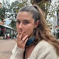 Con un hombro menos by Consuelo Lee Tapia