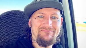 Elliott Neese's Instagram, Twitter & Facebook