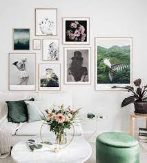 stijlvolle fotowand met inspirerende posters in eiken fotolijsten fotowand inspiratiemuur slaapkamerideeen