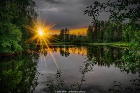 обои на рабочий стол природа в хорошем качестве скачать бесплатно Skachat Oboi Zakat Les Reka Vetki Leto Zelen Vecher Luchi Solnca Derevya Razdel Priroda V Razreshenii 2048x1363 Naturalnyj Zakaty Priroda