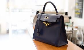 If one had to choose a single iconic bag, it would probably be kelly hermes. Nettement Chic Decouvrez Notre Alphabet Du Chic K Comme Le Sac Kelly D Hermes Hermes Hermes Kelly Taschen Hermes Kelly