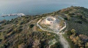 (2) η ιερά μονή φανερωμένης (εορτάζει στις 23 αυγούστου) ανεγέρθηκε τον 17ο αιώνα (1670) από τον όσιο λαυρέντιο (κατά κόσμο λάμπρο κανέλλο) ο. A3io8eata Essalaminas Gr