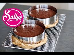 Zwar in einer runden form, mangels einer eckigen, aber absolut lecker und nicht zu süß. Saftiger Schokoladenkuchen Ideale Grundlage Fur Motivtorten Cake Basics Sallys Welt Youtube