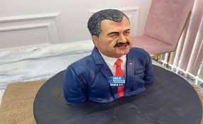Sağlık bakanı fahrettin koca'nın heykeli olduğu iddia edilen fotoğraf, son günlerde sosyal medyada pek çok hesap tarafından paylaşıldı. Altin Madalyali Pasta Ustasindan Saglik Bakani Koca Figurlu Pasta Yapti