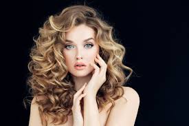 Free tutorial with pictures on how to style a curly hairstyle / wavy hairstyle in under 10 minutes by hairstyling with comb. Discover Some Hairstyles Suitable For Soft Curls For Every Day Mb