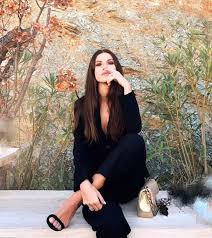 Daha sonra ise i̇stanbul'a taşınmak zorunda kaldılar. Yusra Geyik Kimdir Biyografitr