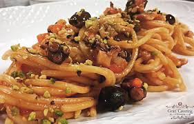 Pasta di kamut con zucchine, polpa di granchio e burrata. Primi Piatti Di Mare