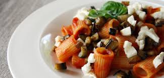 Personalmente preferisco friggerle a fetta e tagliarle dopo. Mezze Maniche Con Melanzane Croccanti E Mozzarella Fresca