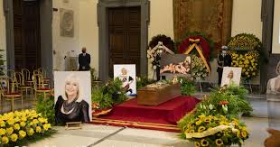 Ajo ndoqi shkollën e mesme arnaldo në brescia. Raffaella Carra Lacrime E Commozione Ai Funerali A Roma Le Sue Ceneri Saranno Portate A San Giovanni Rotondo Virginia Raggi Oggi L Italia Si Ferma Per Una Grande Donna Il Fatto Quotidiano